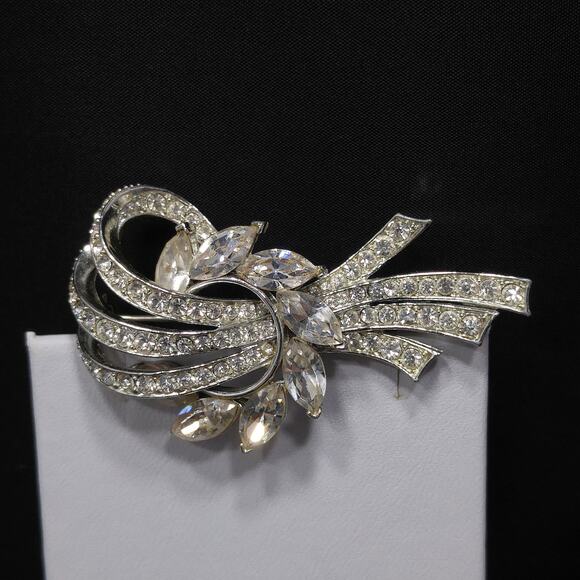 Vintage Lisner Clear Rhinestone Floral Ribbon Brooch, Rhodium Plated, 1960s - Picture 5 of 10